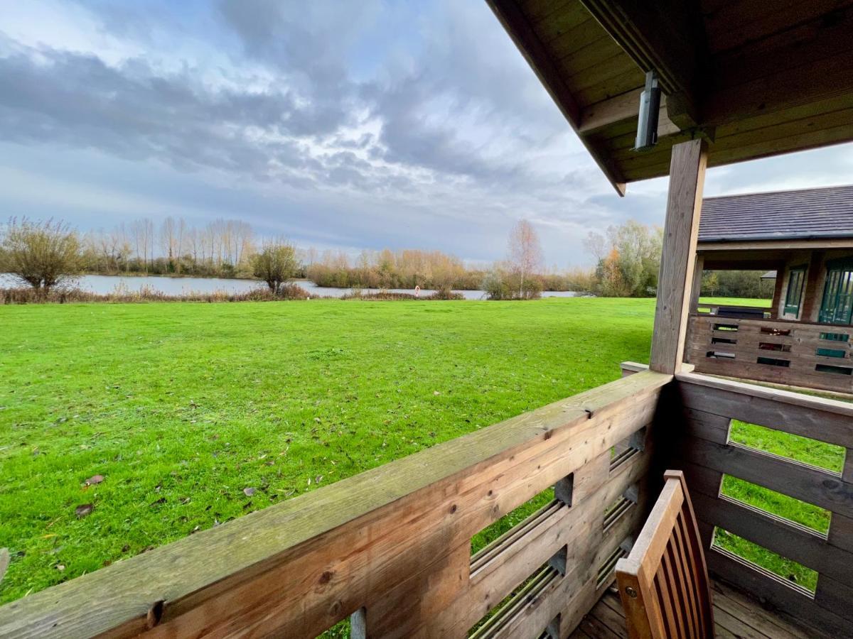 Lake Pochard, Oak Lodge South Cerney Exterior foto